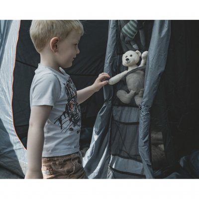 Indsyede opbevaringslommer på ydersiden af ​​soverummet gør det nemmere at opbevare småting som hjemmesko og legetøj