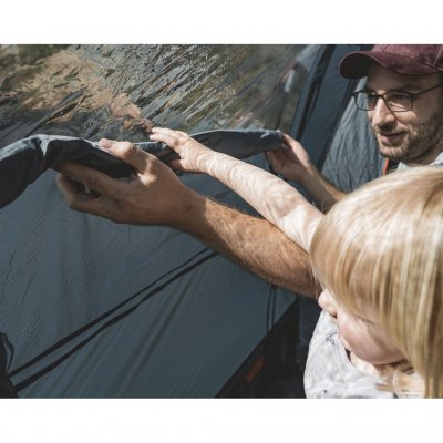 Gardiner som regleras i tre steg på tältet Easy Camp Skarvan 5.