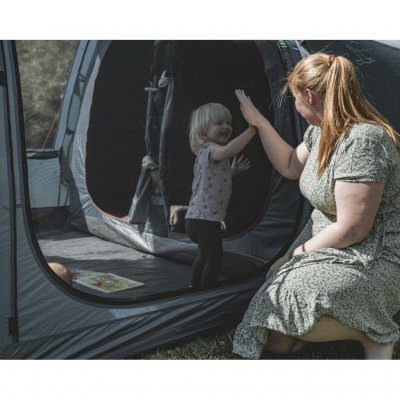 Myggnät på dörren fram och på sidan.