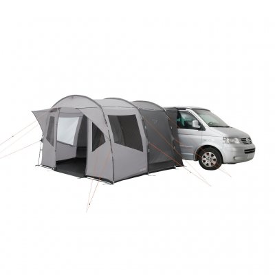 Easy Camp Reine har en stor regnbeskyttet indgang forrest i bilteltet.