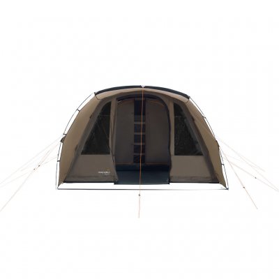 Døren til Brimnes 5 Air er helt åben. Kigger ind i den store stue og den mørklagte sovekabine