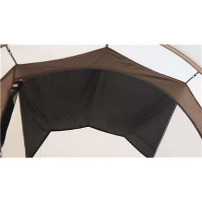 Mørkede lofter i sovekabinen reducerer morgensolens virkning på Robens Cabin 600.