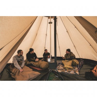 Tipi telt med plads til op til otte personer.