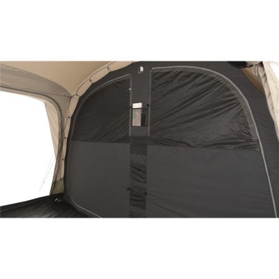 Mørket sovekabine giver god komfort i teltet.