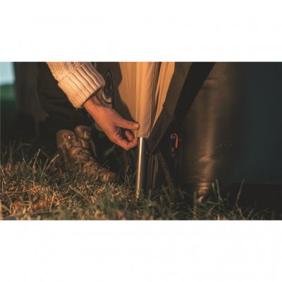 Teltet er let at rejse med udvendige stangkanaler og ryg.