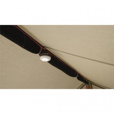 Reb i loftet i teltet til udstyr eller lamper.