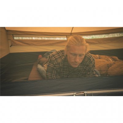 Sov beskyttet mod små insekter i teltet.