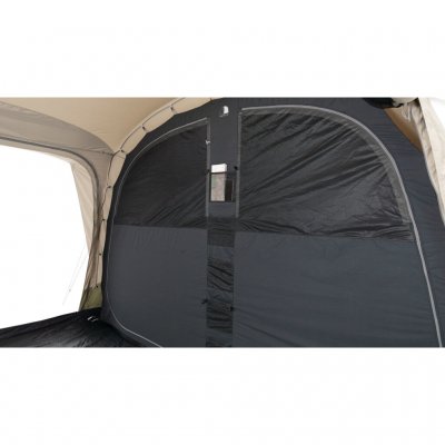 Mørket sovekabine giver god komfort i teltet.