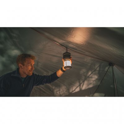 Tænd en lampe i taget af presenningen, når mørket falder på.