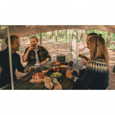 Presenningen kan også rejses over et almindeligt fast campingbord.