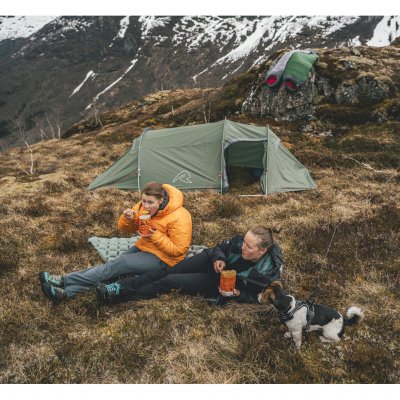 Rummeligt 3-personerstelt, der takket være sin lave vægt også fungerer godt til 2 eller 1 person.