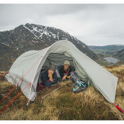 Person sover komfortabelt i Robens Sprinter 2 LW telt – rummeligt og beskyttende for en god nats søvn.