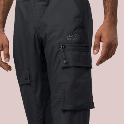 Outdoorbukser med to sidelommer og tre benlommer.
