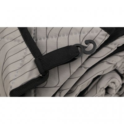 Fastgørelser i hjørnerne for nemt at holde tæppet på plads.