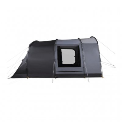 Store vinduer med gardiner og ventilation under vinduerne.