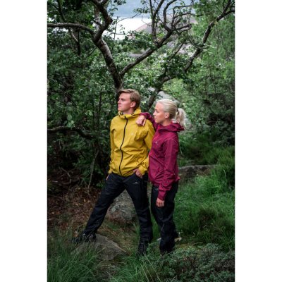 Regn- og vindtæt skaljakke til vandreture, camping og hverdag.