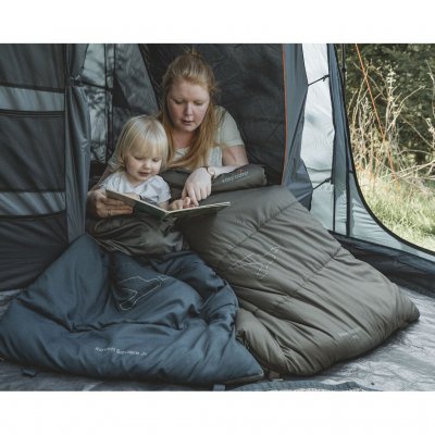 Prisvenlig og behagelig børnesovepose, der kan klare store dele af campingsæsonen
