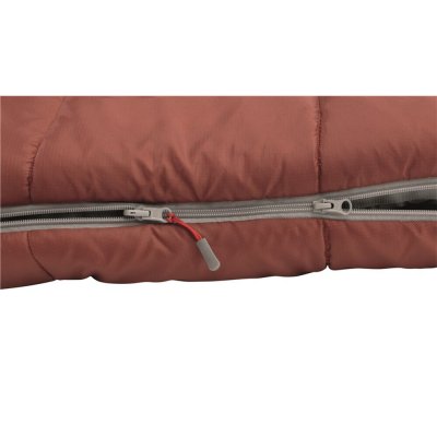 Tovejs lynlås på soveposen betyder, at den også kan åbnes i fodenden.