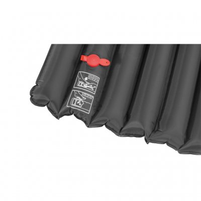 Indbygget fodpumpe og stor ventil gør det nemmere at fylde madrassen.