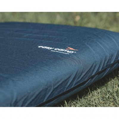 Praktisk selvoppusteligt liggeunderlag, perfekt til camping eller andre aktiviteter.