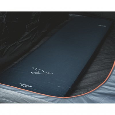 Sov med komfort med Easy Camps selvoppustelige liggeunderlag.