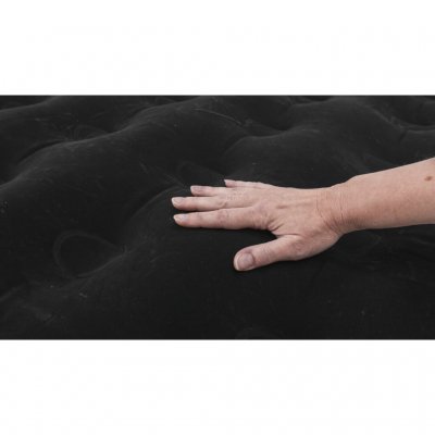 Den bløde velouroverside gør den meget behagelig at sove på.