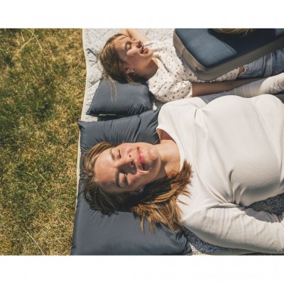 En praktisk campingpude, der giver støtte og komfort om natten.