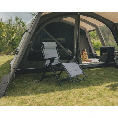 En behagelig og rummelig solstol fra Outwell, der passer lige godt til camping som derhjemme.