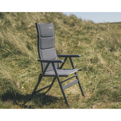 Campingstolen har et bredt sæde og et bredt ryglæn.