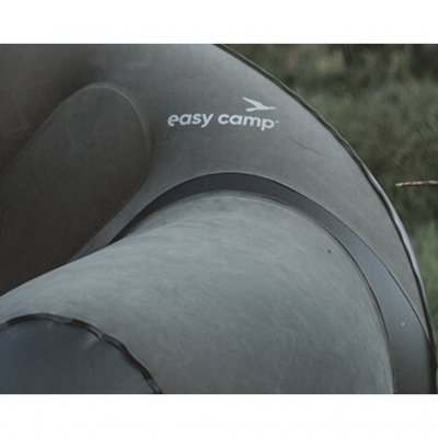 Rummelig oppustelig sofa med flocket overflade.