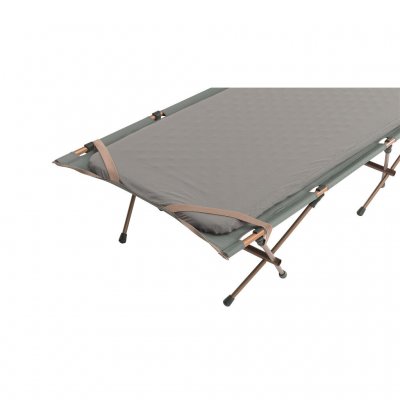 Hjørnestropper holder en isoleret sovepude på plads, når de bruges under kolde forhold