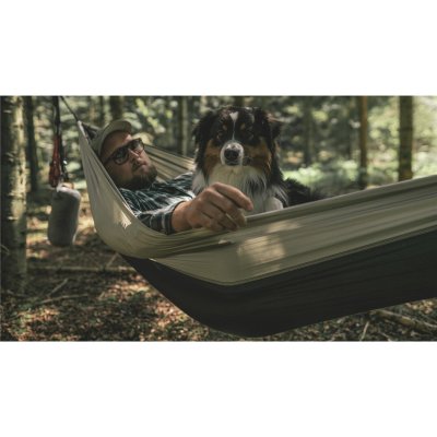 Bring hunden til hængekøjen. Robens Trace Hammock har høje kanter for din sikkerhed.