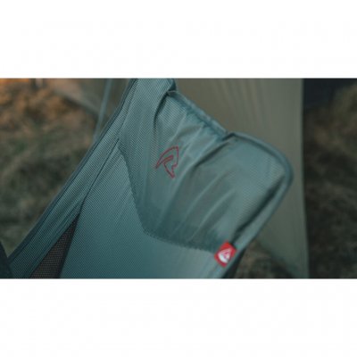 En campingstol, der er perfekt til fiskeri, camping eller motorcykel.