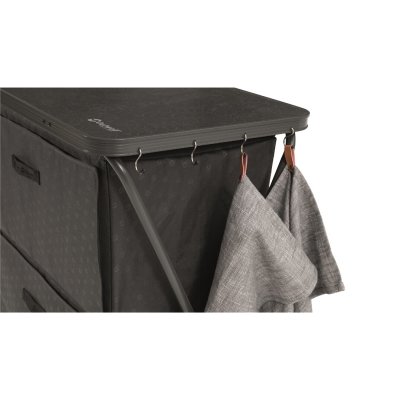 Opbevar dit campingudstyr på siderne via kroge eller lommer.