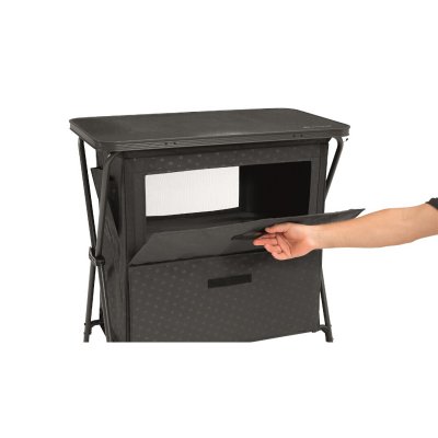 Campingskab med dør med håndtag og magnetlås.