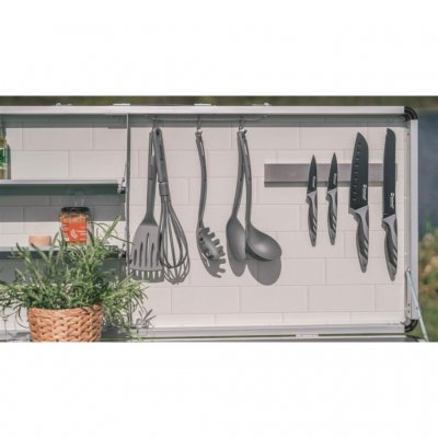 Indersiden af ​​låget giver god mulighed for at opbevare krydderier og andet godt, som kan være godt at have under tilberedninge