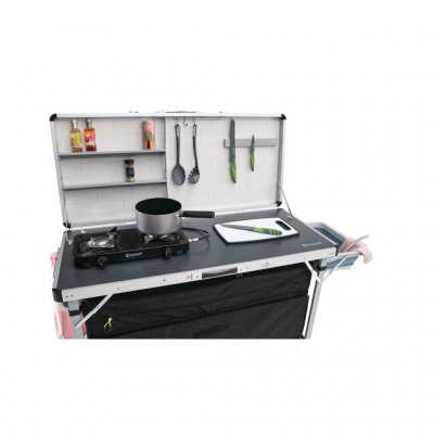 På den anden korte side er der opbevaringsmuligheder til husholdningspapir og køkkenredskaber