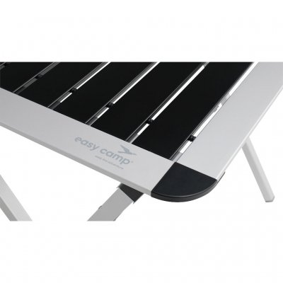 Et stabilt bord med afrundede hjørner gør det mere børnevenligt.