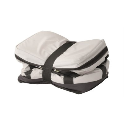 Kompressionsremmar gör att väskan tar lite plats i packningen.