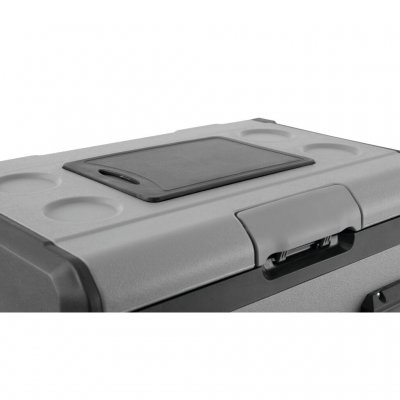 Med skærebrættet på låget.