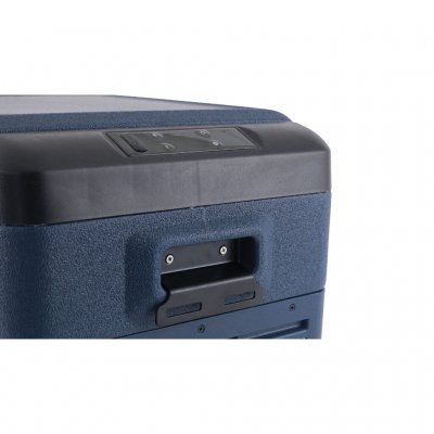 Håndtag på siden gør køleboksen let at bære.