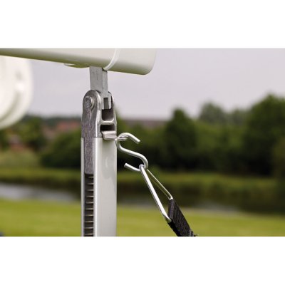 Stormlinierne er fastgjort til hjørnerne og har en elastisk sikring mod jorden.