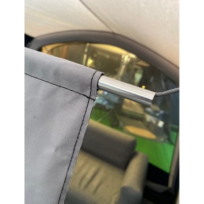 Stænger til at holde stoffet strakt medfølger.