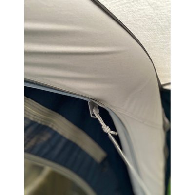 Rebene er fastgjort til Outwells Hook Track-strimler.