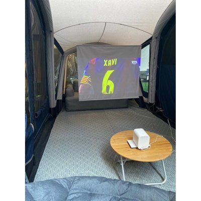 Skab en hyggelig atmosfære i teltet og nyd en film sammen.