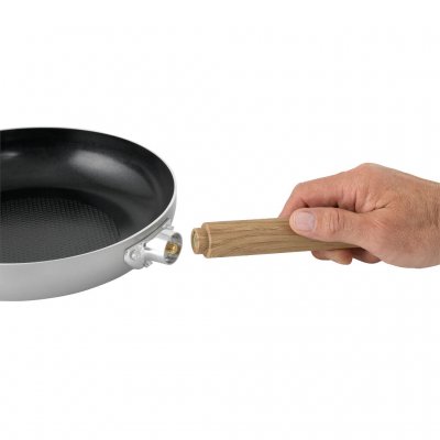 Aftageligt soft-touch håndtag og keramisk non-stick belægning på stegepanden.