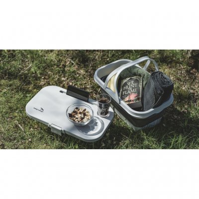 Låget på kurven kan bruges som bord, så du slipper at placere mad og drikke direkte på jorden.