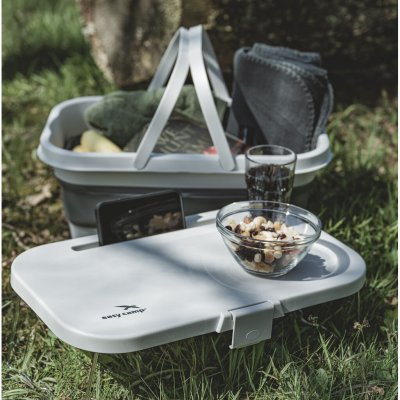 Takket være lågets dobbelte funktion får du et stabilt underlag til at stille mad og drikke på.