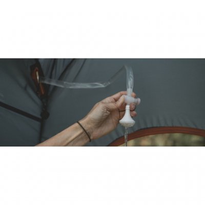 Brus nemt udendørs med Easy Camps smarte solbruser.