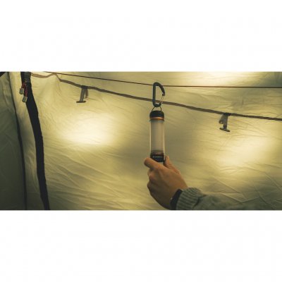 1 lygte, 1 sort karabinhage, 1 USB-C opladningskabel